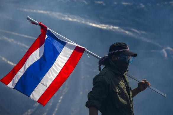 Người biểu tình cầm cờ Thái Lan ở gần trụ sở cảnh sát 