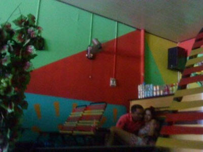 Một tiếp viên cà phê kích dục đang tiếp khách