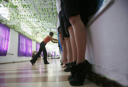 Tập đi lại trên những đôi giày cao gót