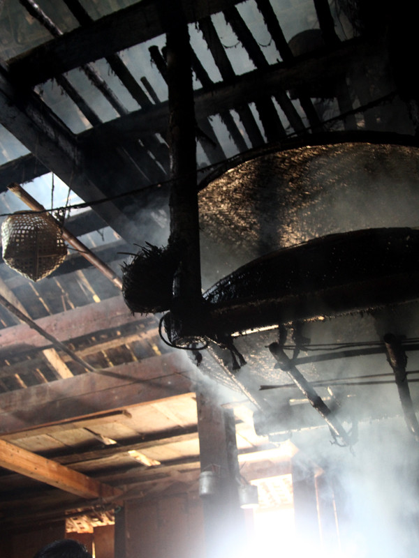 Trên bếp luôn có gác để treo đồ