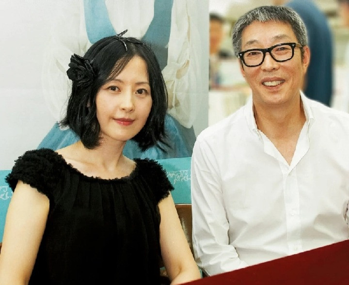 Dù không nói rõ, Kế hoạch của quỷ dữ tiết lộ Dong Joo là con của ngôi sao nổi tiếng showbiz Hàn Quốc. Qua tìm hiểu, mẹ cô là diễn viên kiêm người mẫu Seo Jung Hee, bố là cố diễn viên hài Seo Se Won.