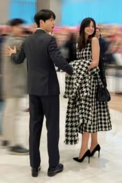 Cặp đôi diện trang phục "ton-sur-ton". Cặp đôi diện trang phục "ton-sur-ton".