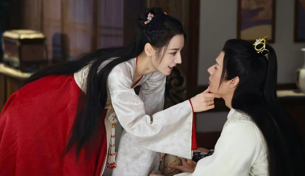 Địch Lệ Nhiệt Ba và Cung Tuấn mờ nhạt trong bộ phim họ đóng chính.