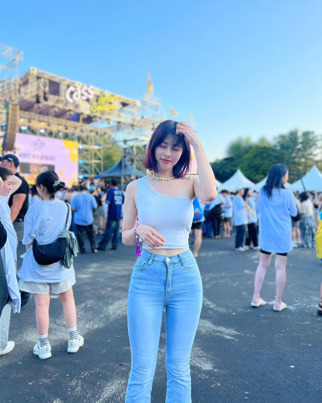 Cô sinh năm 1983, hiện đã 40 tuổi. Tuy nhiên, cư dân mạng nhận xét người đẹp chỉ như mới đầu 30. Thân hình &quot;đồng hồ cát&quot; cùng làn da mịn màng khiến người khác không thể rời mắt. Cô cao 1,68 m.