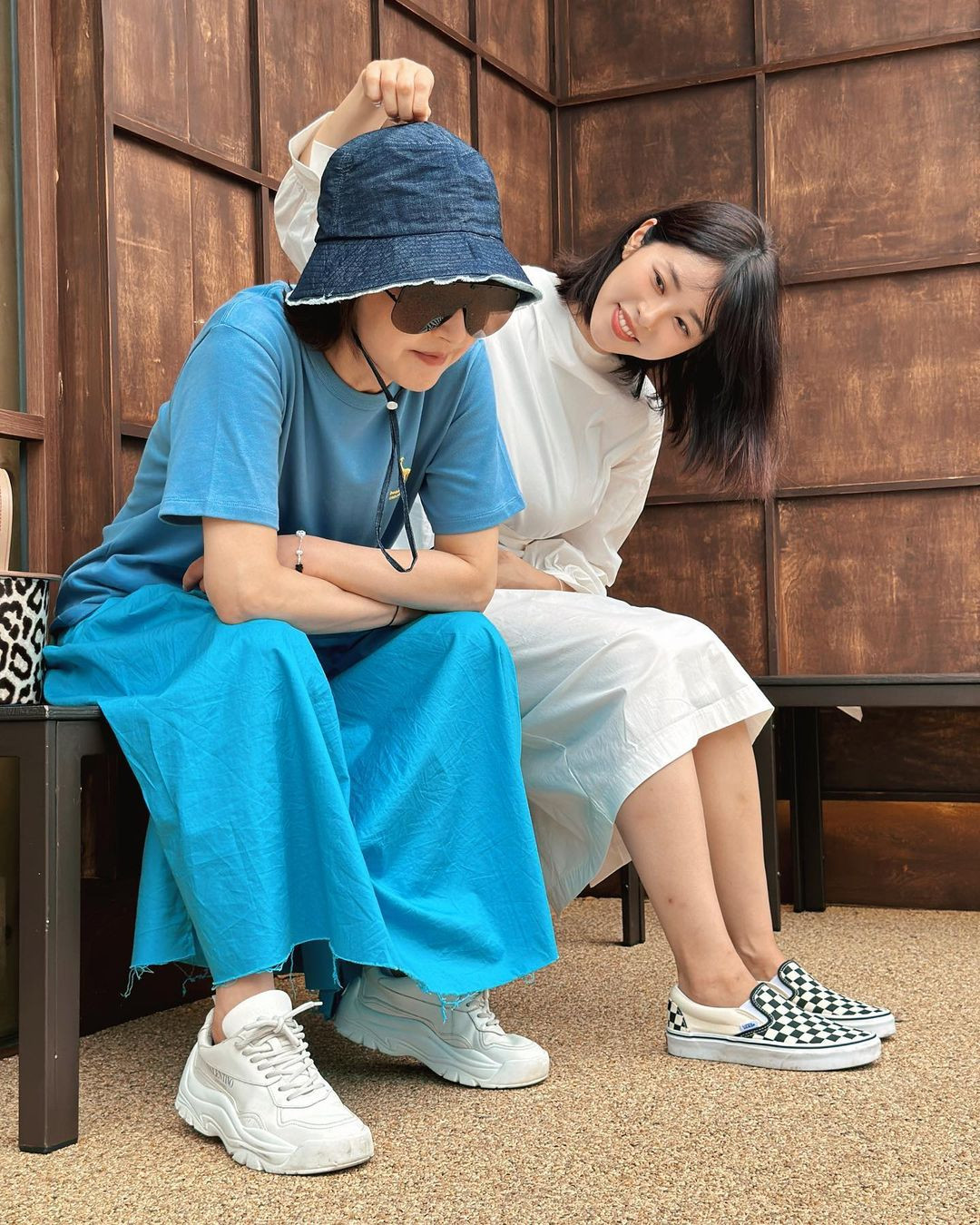 Mối quan hệ giữa bố mẹ Dong Joo từng là chủ đề nóng trên mặt báo nhiều năm trước. Tháng 5/2014, &quot;nữ thần sắc đẹp Hàn Quốc&quot; đệ đơn kiện chồng bạo hành gia đình. Tháng 3/2015, họ gặp nhau trước tòa. Seo Jung Hee thú nhận từng bị chồng cưỡng hiếp và ép kết hôn. Kể từ đó, suốt 32 năm hôn nhân, bà sống trong địa ngục khi phải chịu đựng người chồng hoang tưởng, vũ phu. Seo Se Won không chỉ đánh đập vợ tàn nhẫn, còn ép bà uống thuốc an thần, kiểm soát thu nhập và thậm chí suýt giết chết bà. Hình ảnh Seo Se Won vừa kéo lê vừa đánh Seo Jung Hee từ thang máy ra tới hành lang thu được từ camera an ninh khiến công chúng phẫn nộ.