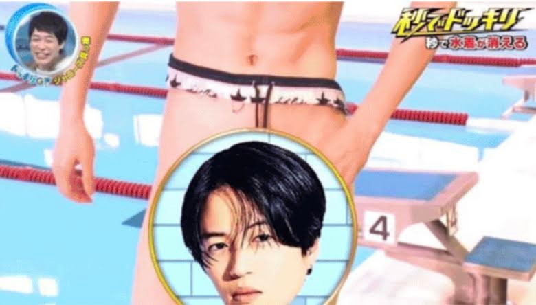 Ở một cảnh khác, nam thần tượng được cho mặc quần bơi có thể hòa tan trong nước, dẫn đến tình cảnh xấu hổ. Ở một cảnh khác, nam thần tượng được cho mặc quần bơi có thể hòa tan trong nước, dẫn đến tình cảnh xấu hổ.