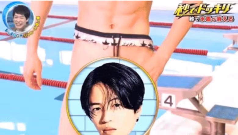 Ở một cảnh khác, nam thần tượng được cho mặc quần bơi có thể hòa tan trong nước, dẫn đến tình cảnh xấu hổ. Ở một cảnh khác, nam thần tượng được cho mặc quần bơi có thể hòa tan trong nước, dẫn đến tình cảnh xấu hổ.