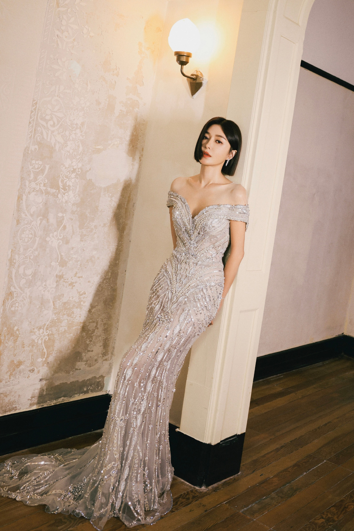 Bên cạnh Nhiệt Ba, mỹ nhân khác cũng nhận được đánh giá cao tại sự kiện là Tần Lam. Ở tuổi 44, nữ diễn viên vẫn giữ được khuôn mặt trẻ trung như mới ngoài 30 và vóc dáng mảnh mai, nuột nà.