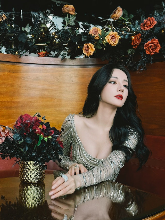 Trên trang cá nhân, ngôi sao Chẩm Thượng Thư khoe khoảnh khắc không tì vết chụp ở hậu trường sự kiện. Sắc vóc của Địch Lệ Nhiệt Ba nhanh chóng trở thành chủ đề nóng trên mạng xã hội, với hàng triệu lượt xem và thảo luận. Đa số dành những lời khen có cánh cho người đẹp. Bên cạnh đó, một số cho rằng vẻ đẹp đó có phần không nhỏ của kỹ thuật chỉnh ảnh.