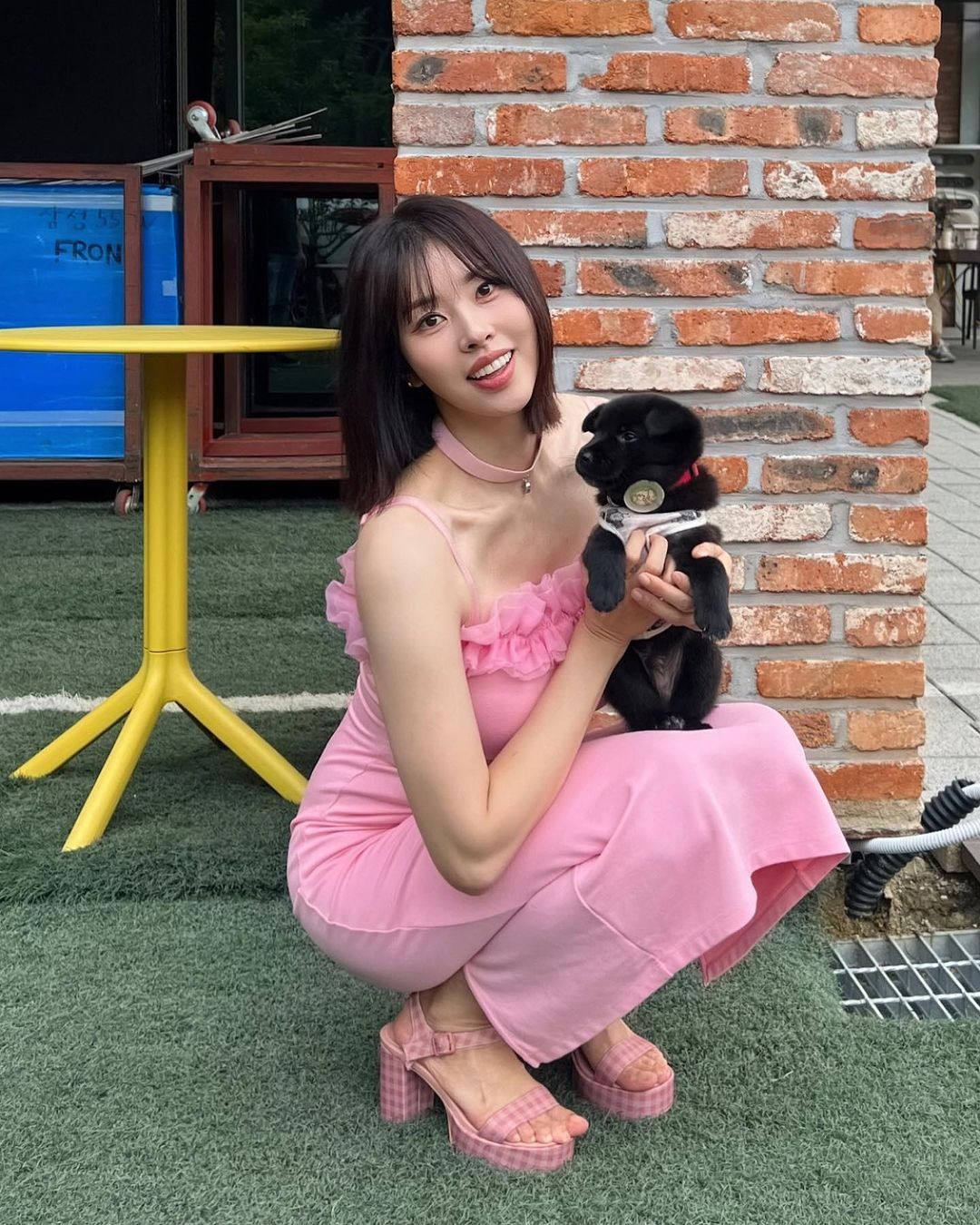 Trang Instagram của Dong Joo tràn ngập hình ảnh tươi vui, nhưng để có được như hiện tại, cô phải trải qua cuộc chiến với chính mình. Thời điểm đi học Mỹ, chứng kiến mẹ bị bạo hành trong thời gian dài cộng với không thể thích nghi với môi trường mới khiến sức khỏe tinh thần của Dong Joo gặp vấn đề. Cô từng uống 60 viên thuốc ngủ tự tử, may mắn được phát hiện kịp thời. Sau đó, người đẹp dần suy nghĩ tích cực hơn và quyết tâm học tập để trở thành luật sư.