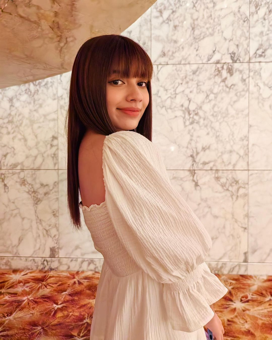 Jeryl đang trong quá trình khẳng định tên tuổi trong showbiz. Ngoài Malaysia, thị trường mà cô hướng đến là Trung Quốc. Cô cũng có tài khoản Instagram với hơn 242.000 người xem.