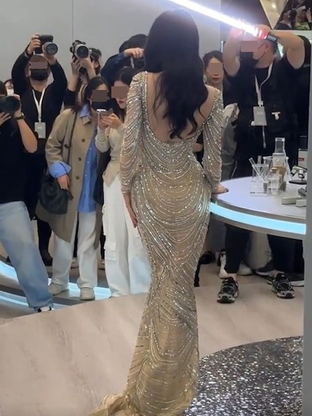 Ngày 17/10, những hình ảnh chụp trộm nữ diễn viên sinh năm 1992 tại sự kiện được truyền thông Trung Quốc đăng tải. Lúc này, công chúng mới thực sự trầm trồ trước vóc dáng gần như hoàn hảo của cô. Ảnh chụp từ sau lưng cho thấy Nhiệt Ba sở hữu tỷ lệ eo/hông đáng ngưỡng mộ. Eo không có mỡ thừa kết hợp hông trái đào nở nang tạo ra đường cong chữ &quot;S&quot; chuẩn.