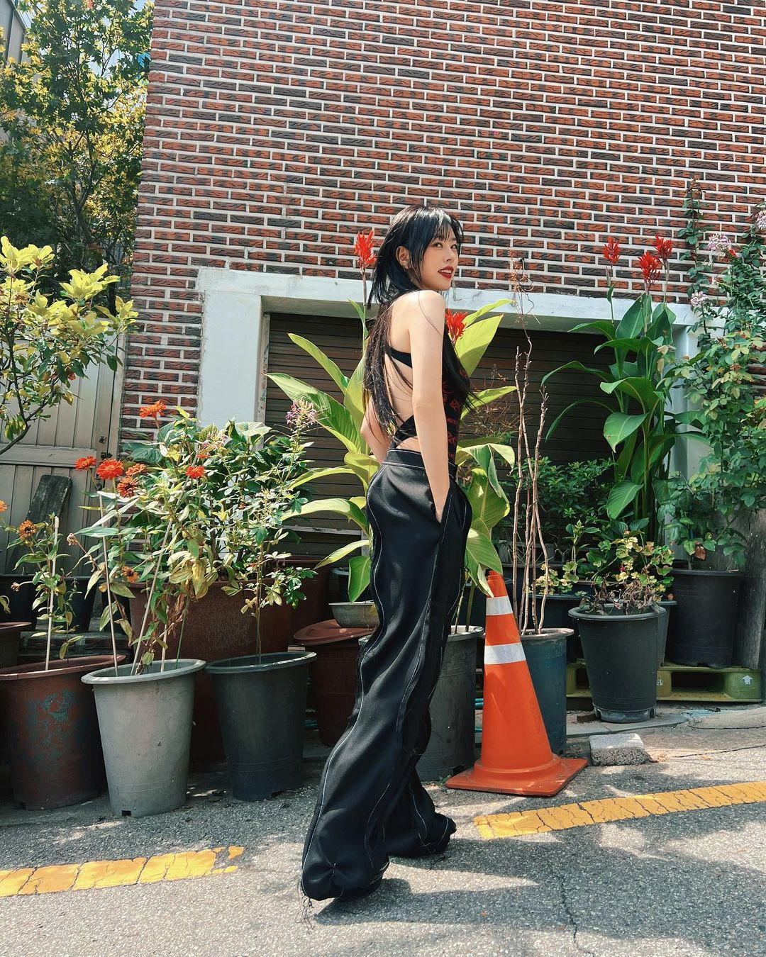 Trang Instagram của Dong Joo tràn ngập hình ảnh tươi vui, nhưng để có được như hiện tại, cô phải trải qua cuộc chiến với chính mình. Thời điểm đi học Mỹ, chứng kiến mẹ bị bạo hành trong thời gian dài cộng với không thể thích nghi với môi trường mới khiến sức khỏe tinh thần của Dong Joo gặp vấn đề. Cô từng uống 60 viên thuốc ngủ tự tử, may mắn được phát hiện kịp thời. Sau đó, người đẹp dần suy nghĩ tích cực hơn và quyết tâm học tập để trở thành luật sư.