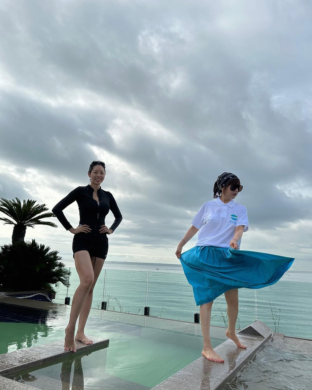 Dong Joo và mẹ rất thân thiết. Cô đồng hành cùng mẹ, giúp bà vượt qua căn bệnh ung thư vú quái ác, phát hiện vào đầu năm 2022. Seo Jung Hee sắp bước sang tuổi 61 nhưng vẫn giữ được vẻ ngoài trẻ trung. Trong những bức ảnh chụp chung, hai mẹ con giống như chị em.