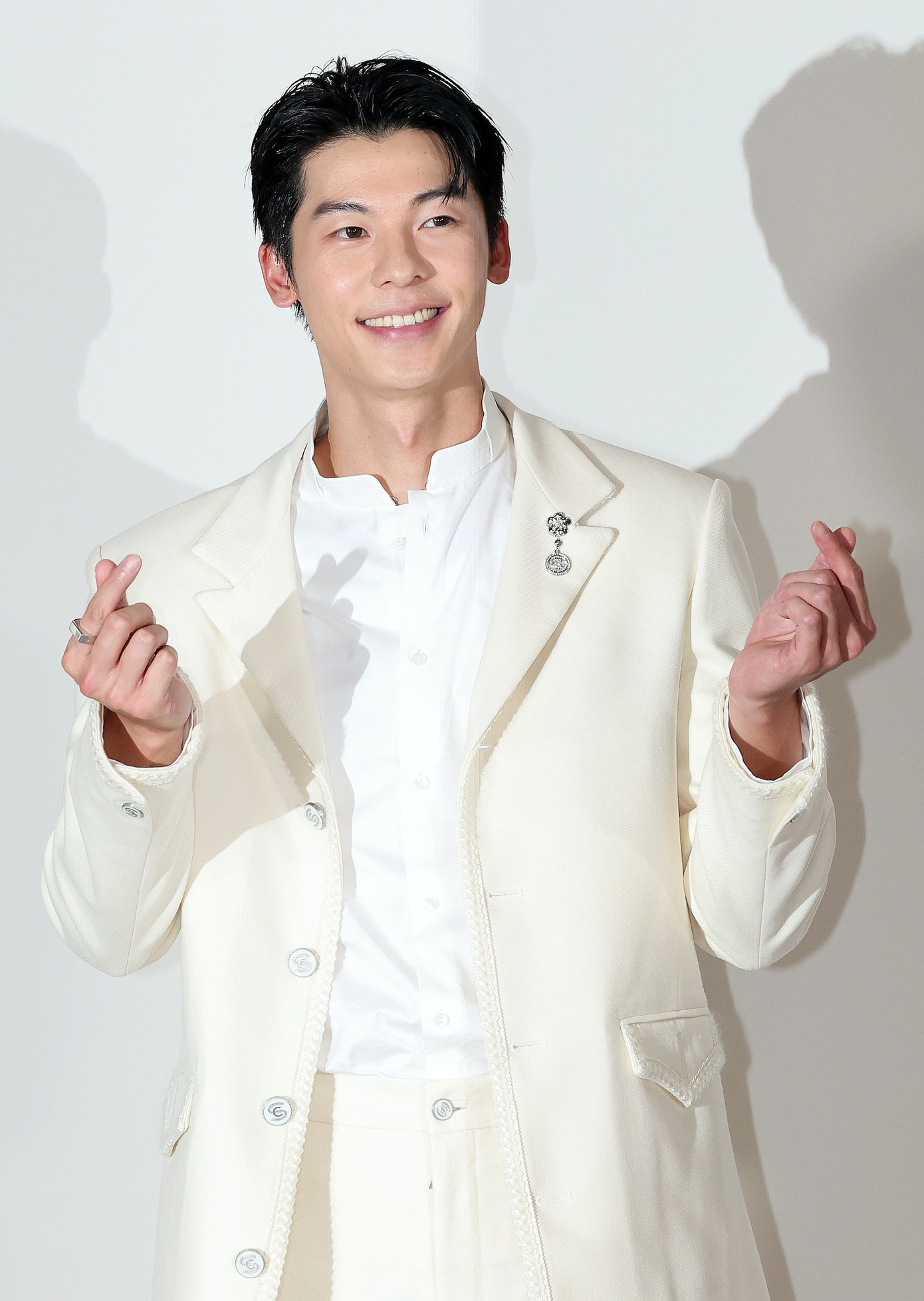 Cư dân mạng cho rằng Wang Shun giống tài tử Hứa Quang Hán. Cư dân mạng cho rằng Wang Shun giống tài tử Hứa Quang Hán.