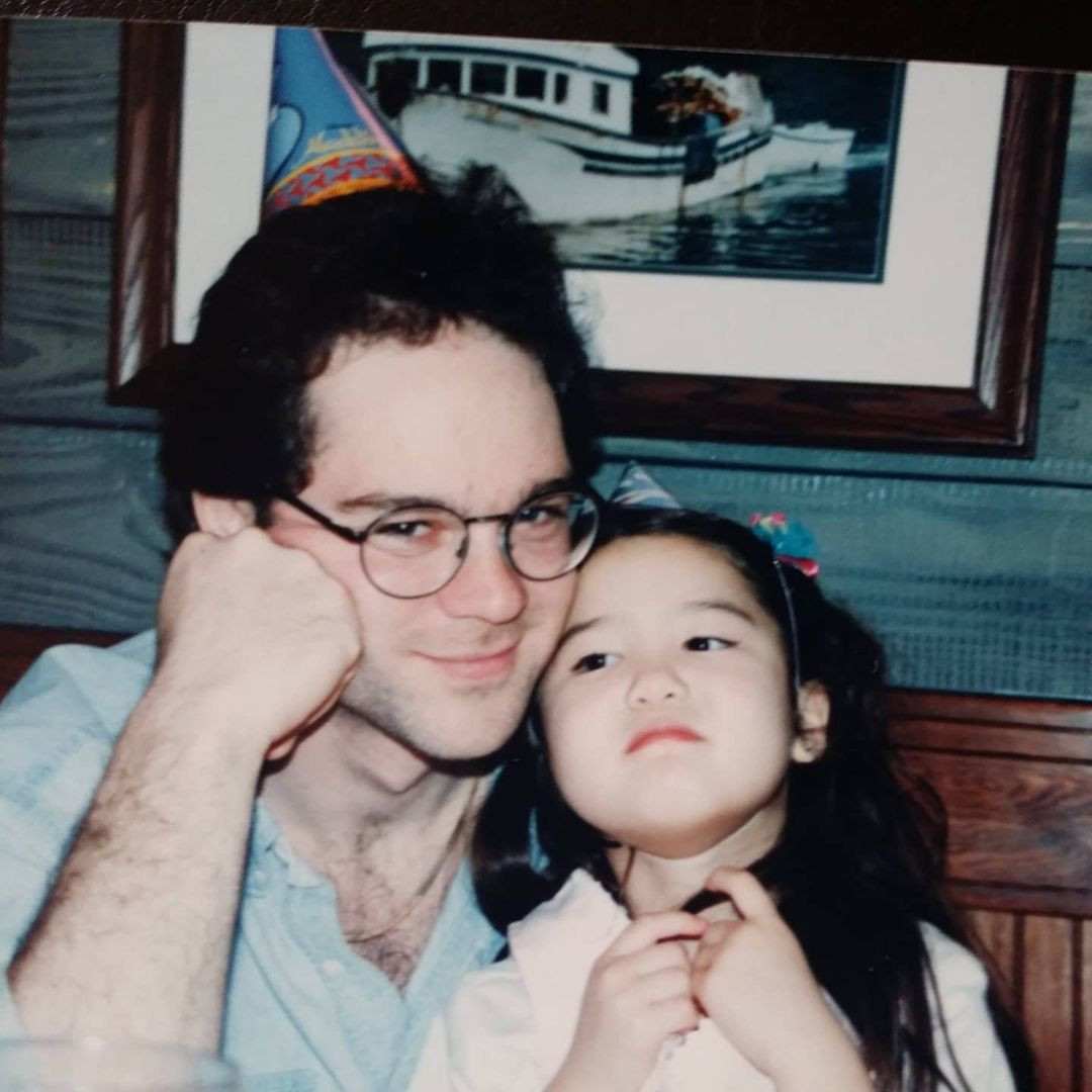 Sara sinh ra bình thường, giống như bao cô bé khác. Tuy nhiên, vào năm 10 tuổi, cô được chẩn đoán mắc bệnh di truyền hiếm gặp. Không chỉ làn da bị lão hóa sớm, căn bệnh quái ác còn gây đau khớp nghiêm trọng và xương giòn.