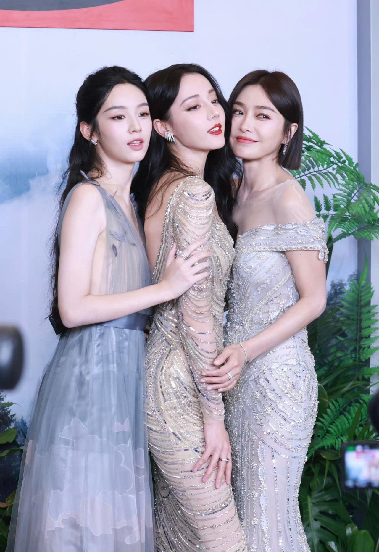 Ngày 16/10, Địch Lệ Nhiệt Ba cùng Tần Lam và Châu Dã tham dự sự kiện nhãn hàng ở Thượng Hải. Màn đọ sắc của ba thế hệ nữ diễn viên hàng đầu showbiz Hoa ngữ thu hút sự quan tâm lớn của giới truyền thông.