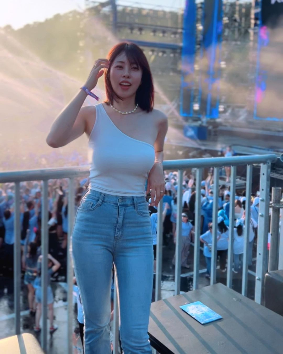 Cô sinh năm 1983, hiện đã 40 tuổi. Tuy nhiên, cư dân mạng nhận xét người đẹp chỉ như mới đầu 30. Thân hình &quot;đồng hồ cát&quot; cùng làn da mịn màng khiến người khác không thể rời mắt. Cô cao 1,68 m.