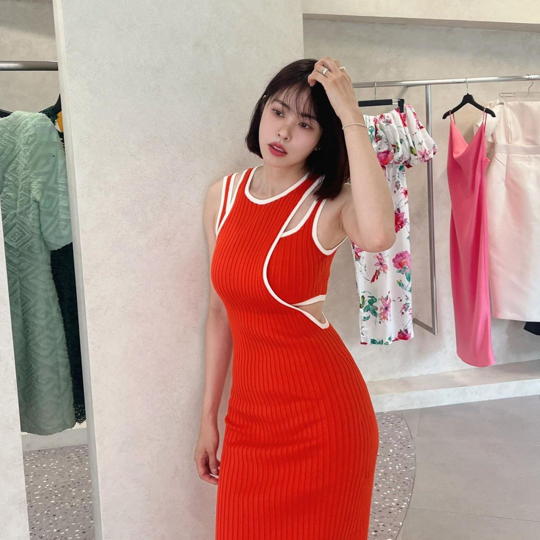 Không chỉ thông minh, Dong Joo còn sở hữu ngoại hình xinh đẹp và quyến rũ không thua kém các mỹ nhân hàng đầu K-biz.