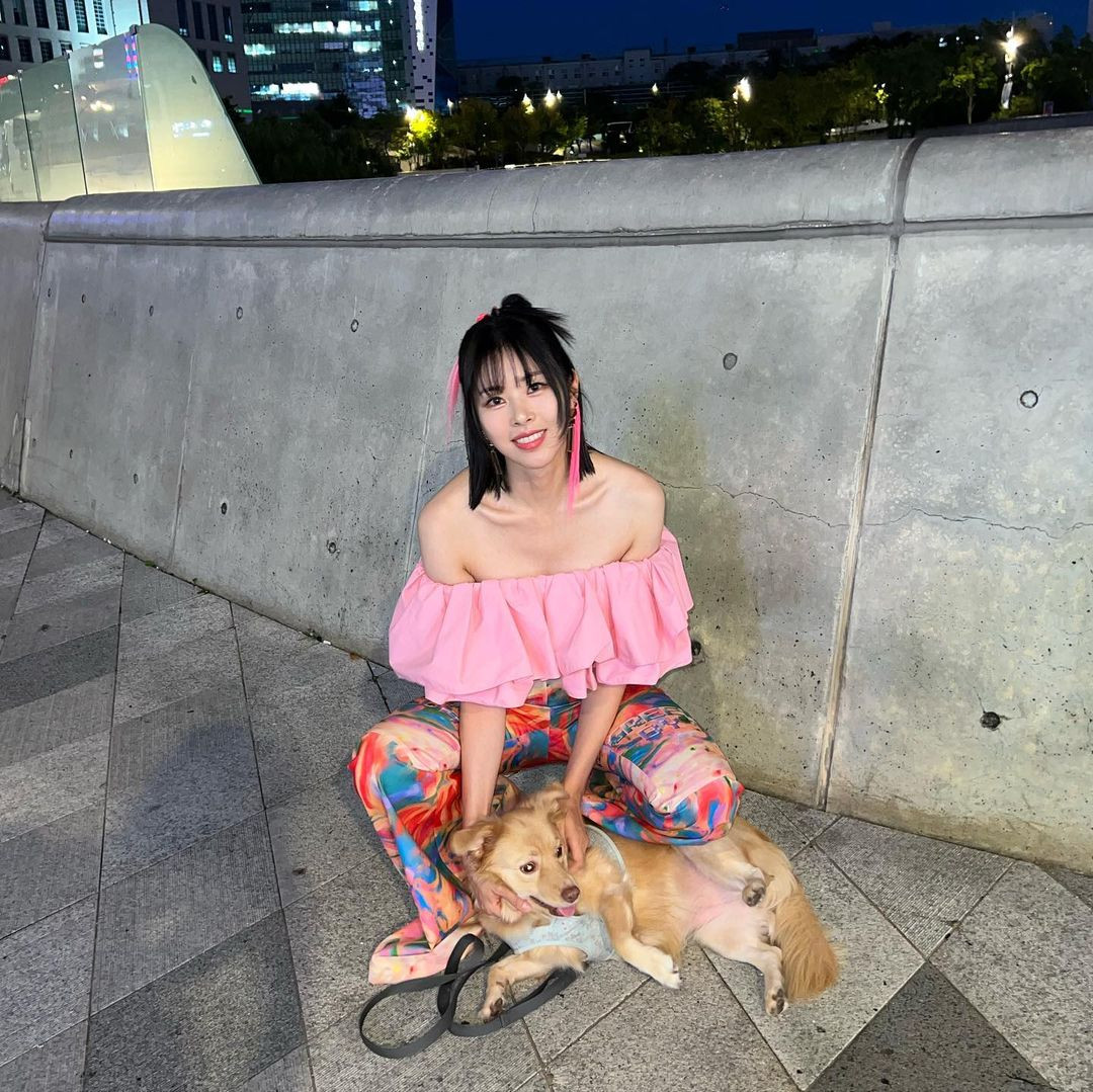 Trang Instagram của Dong Joo tràn ngập hình ảnh tươi vui, nhưng để có được như hiện tại, cô phải trải qua cuộc chiến với chính mình. Thời điểm đi học Mỹ, chứng kiến mẹ bị bạo hành trong thời gian dài cộng với không thể thích nghi với môi trường mới khiến sức khỏe tinh thần của Dong Joo gặp vấn đề. Cô từng uống 60 viên thuốc ngủ tự tử, may mắn được phát hiện kịp thời. Sau đó, người đẹp dần suy nghĩ tích cực hơn và quyết tâm học tập để trở thành luật sư.