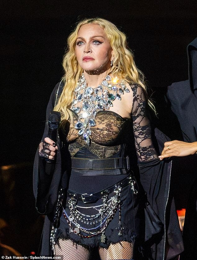 Madonna bị chê mặc đồ không phù hợp tuổi tác. Ảnh: Splashnews.com. Madonna bị chê mặc đồ không phù hợp tuổi tác. Ảnh: Splashnews.com.