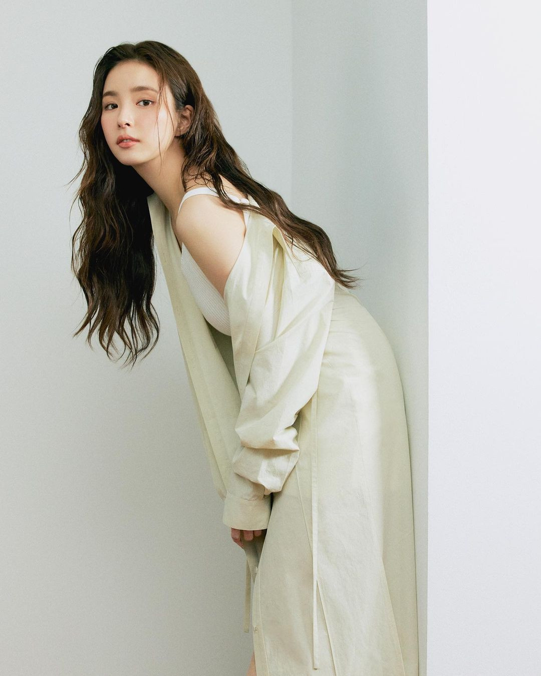 Không giống Winter, Shin Se Kyung có dáng mí mắt hai mí In-outline (mí thứ hai tách rời với mắt nhưng phần đầu hơi gần mắt tí rồi từ từ to ra về phía sau). Điều này mang lại vẻ tự nhiên và khiến đôi mắt trông to hơn. Không giống Winter, Shin Se Kyung có dáng mí mắt hai mí In-outline (mí thứ hai tách rời với mắt nhưng phần đầu hơi gần mắt tí rồi từ từ to ra về phía sau). Điều này mang lại vẻ tự nhiên và khiến đôi mắt trông to hơn.