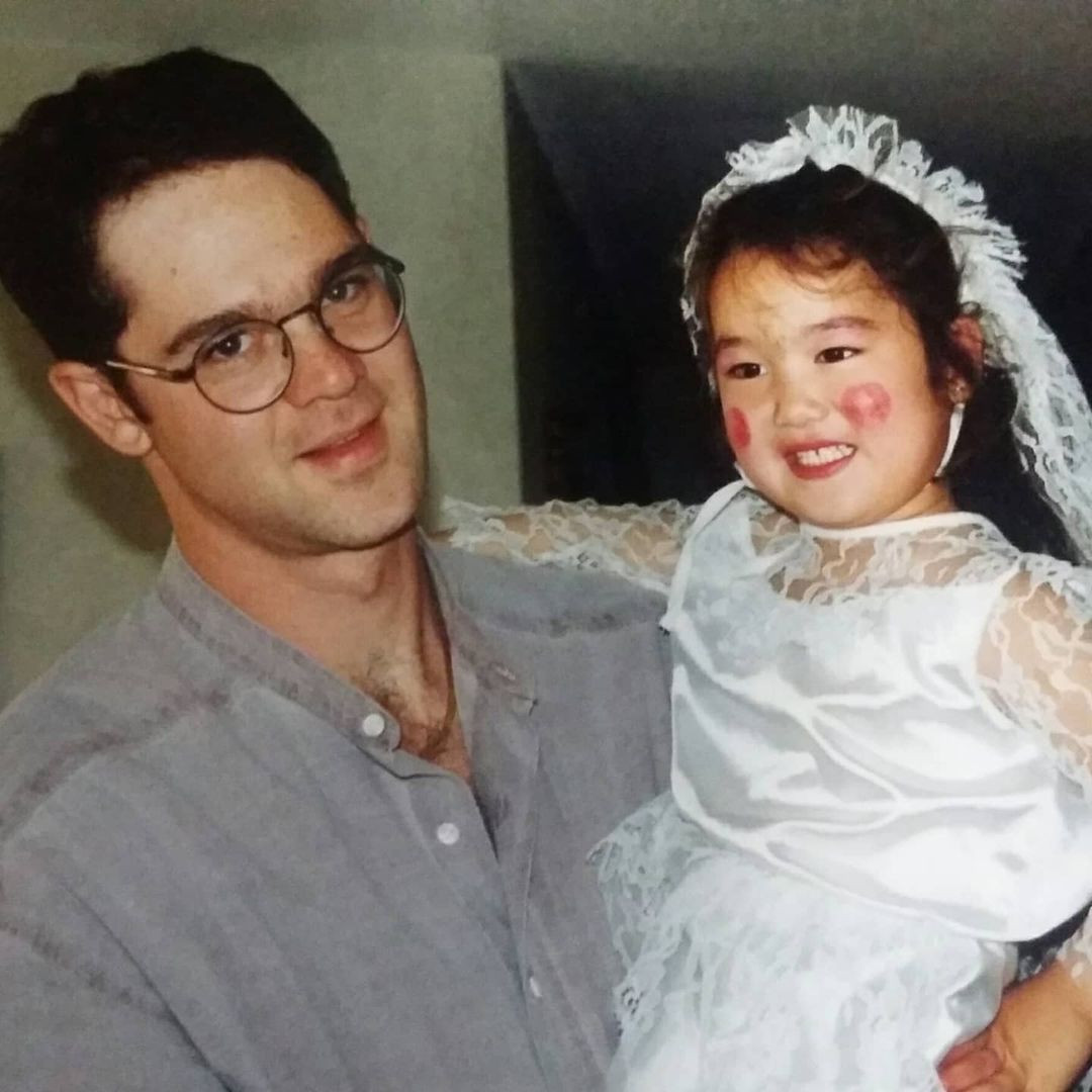 Sara sinh ra bình thường, giống như bao cô bé khác. Tuy nhiên, vào năm 10 tuổi, cô được chẩn đoán mắc bệnh di truyền hiếm gặp. Không chỉ làn da bị lão hóa sớm, căn bệnh quái ác còn gây đau khớp nghiêm trọng và xương giòn.