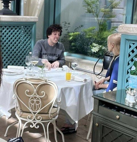 Rosé bị bắt gặp dùng bữa trong nhà hàng cùng CEO Columbia Records.