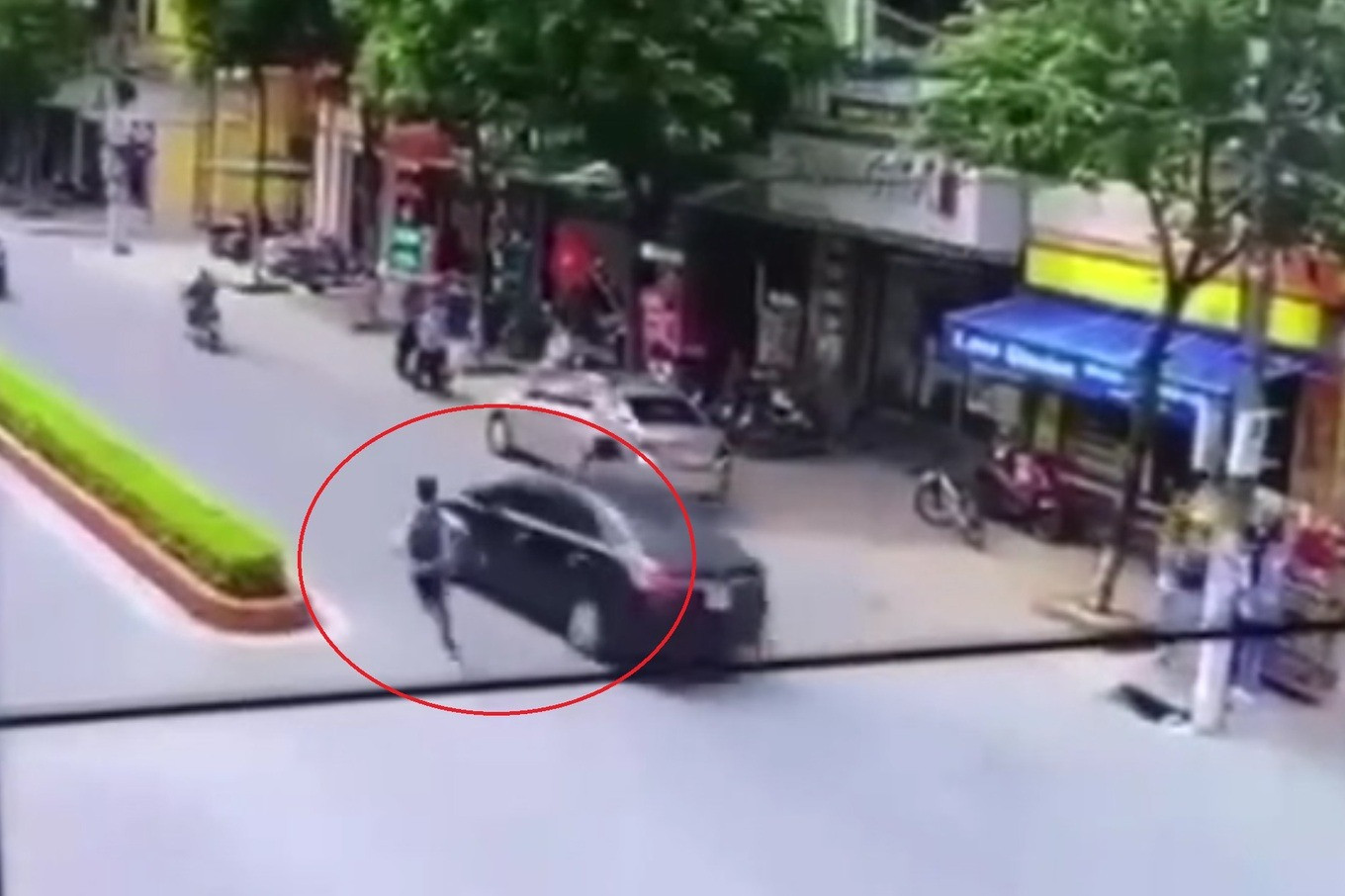 Hình ảnh cháu học sinh chạy bộ song song với chiếc ô tô rồi tạt đầu xe khiến tai nạn xảy ra (Ảnh: Cắt từ clip). Hình ảnh cháu học sinh chạy bộ song song với chiếc ô tô rồi tạt đầu xe khiến tai nạn xảy ra (Ảnh: Cắt từ clip).