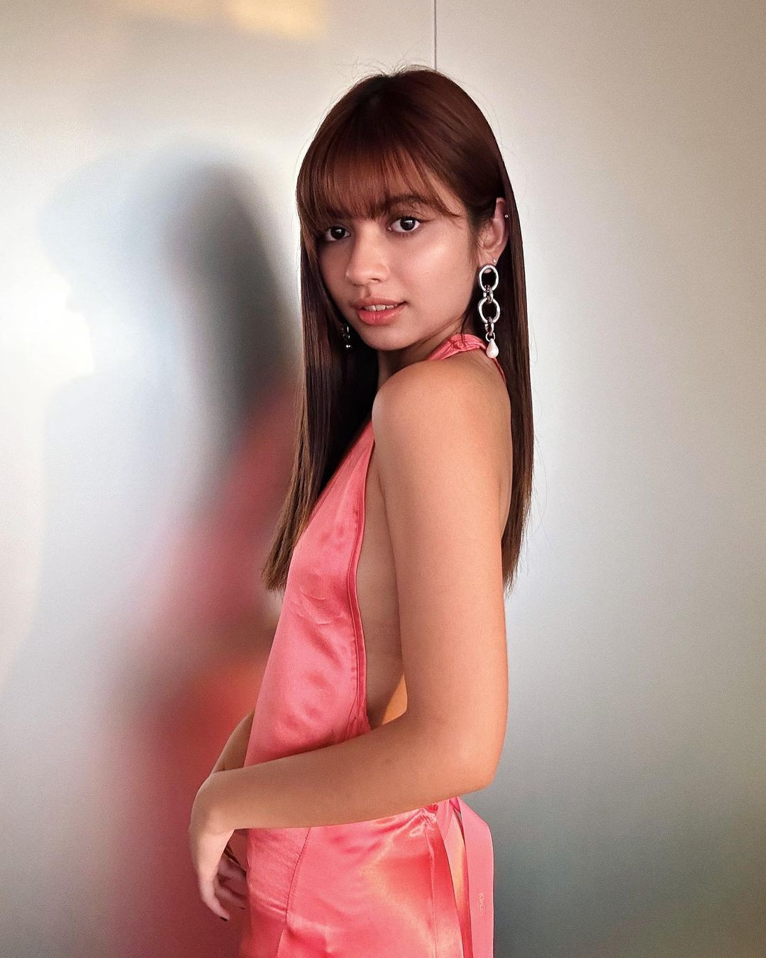 Các đường nét trên khuôn mặt của Jeryl hao hao em út BlackPink, cũng thường để tóc mái ngố và có làn da ngăm. Dù không thể đọ được với &quot;thánh body Kpop&quot;, Jeryl cũng sở hữu dáng người mảnh mai, bờ vai thon gầy.