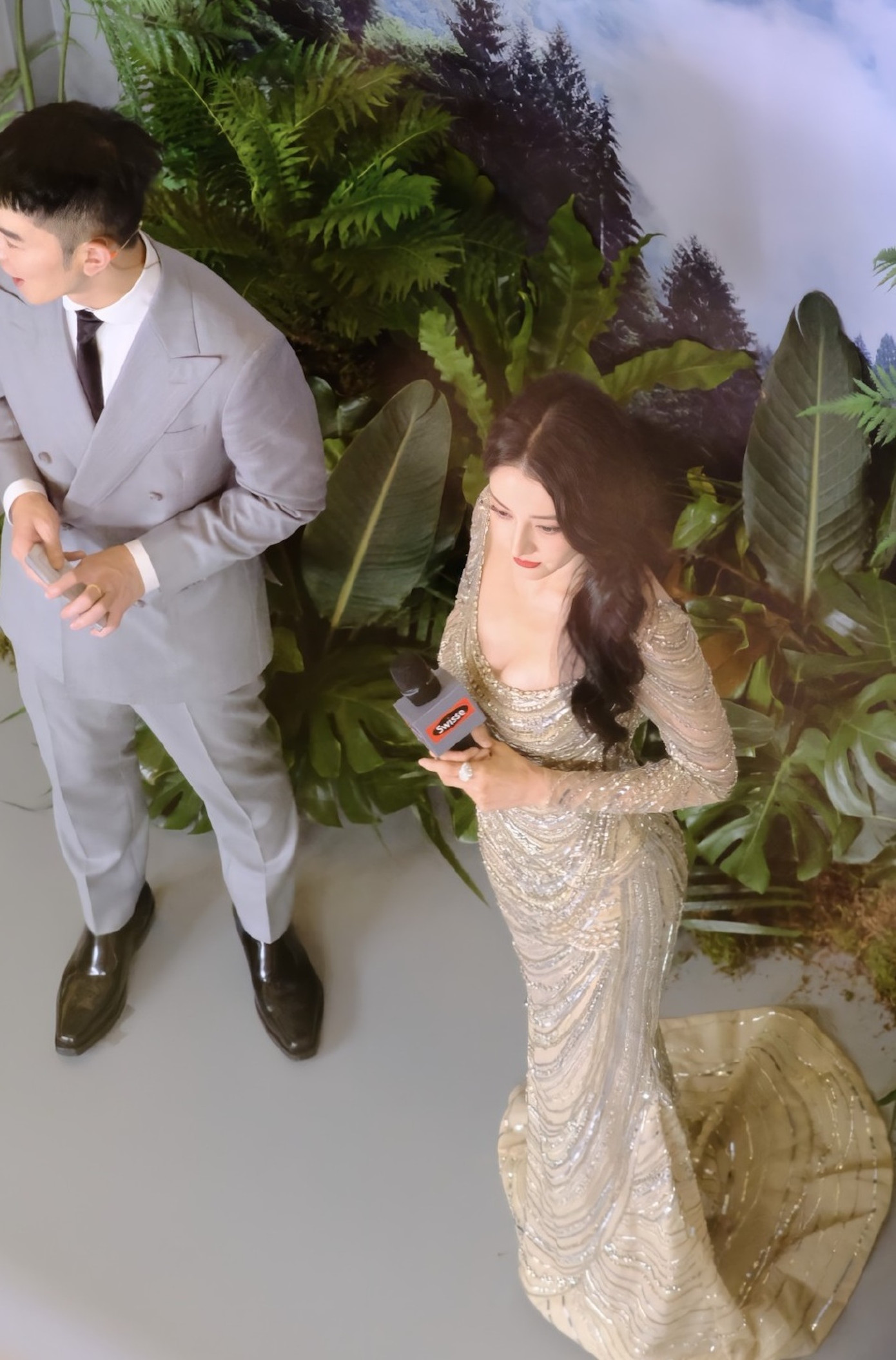 Với ngoại hình cực phẩm, không khó hiểu khi Địch Lệ Nhiệt Ba là một trong những sao nữ có giá trị thương mại cao nhất Trung Quốc. Cô được bổ nhiệm làm đại sứ cho nhiều thương hiệu lớn, gần đây nhất là đại sứ toàn cầu cho hai dòng nước hoa của Dior.