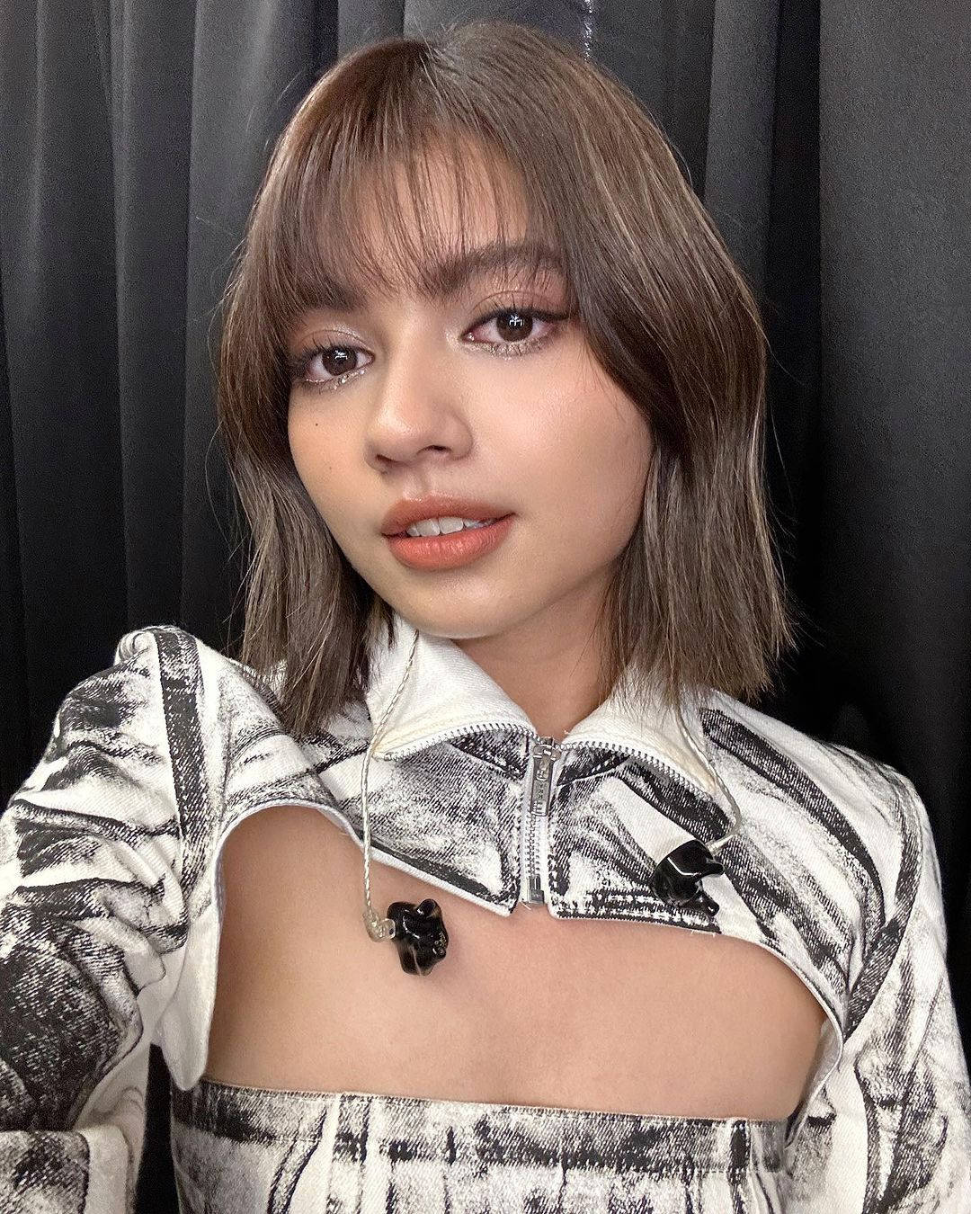 Jeryl Lee Pei Ling sinh năm 2000, là nữ ca sĩ người Malaysia. Cô đang là cái tên nhận được nhiều sự quan tâm của cư dân mạng châu Á vì sở hữu ngoại hình có nhiều điểm tương đồng với Lisa.