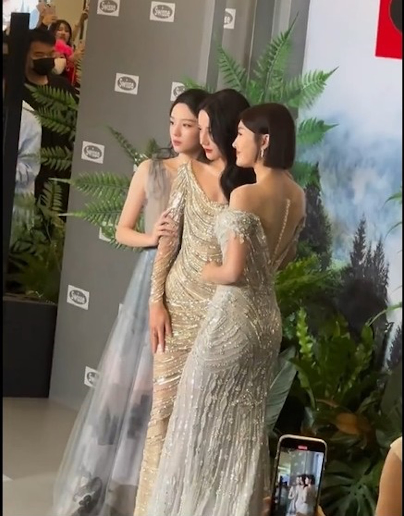 Khác với Nhiệt Ba là mỹ nhân &quot;bốc lửa&quot;, Tần Lam có dáng người thanh mảnh hợp thị hiếu của người Trung Quốc.