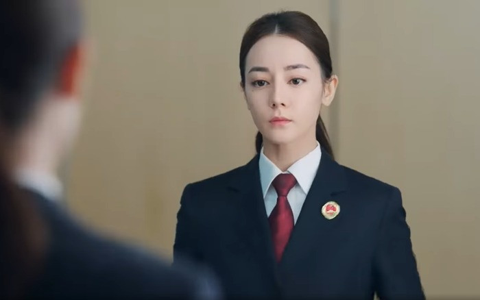 Quá đẹp trở thành điểm yếu của Địch Lệ Nhiệt Ba trong phim Công tố viên tinh anh.