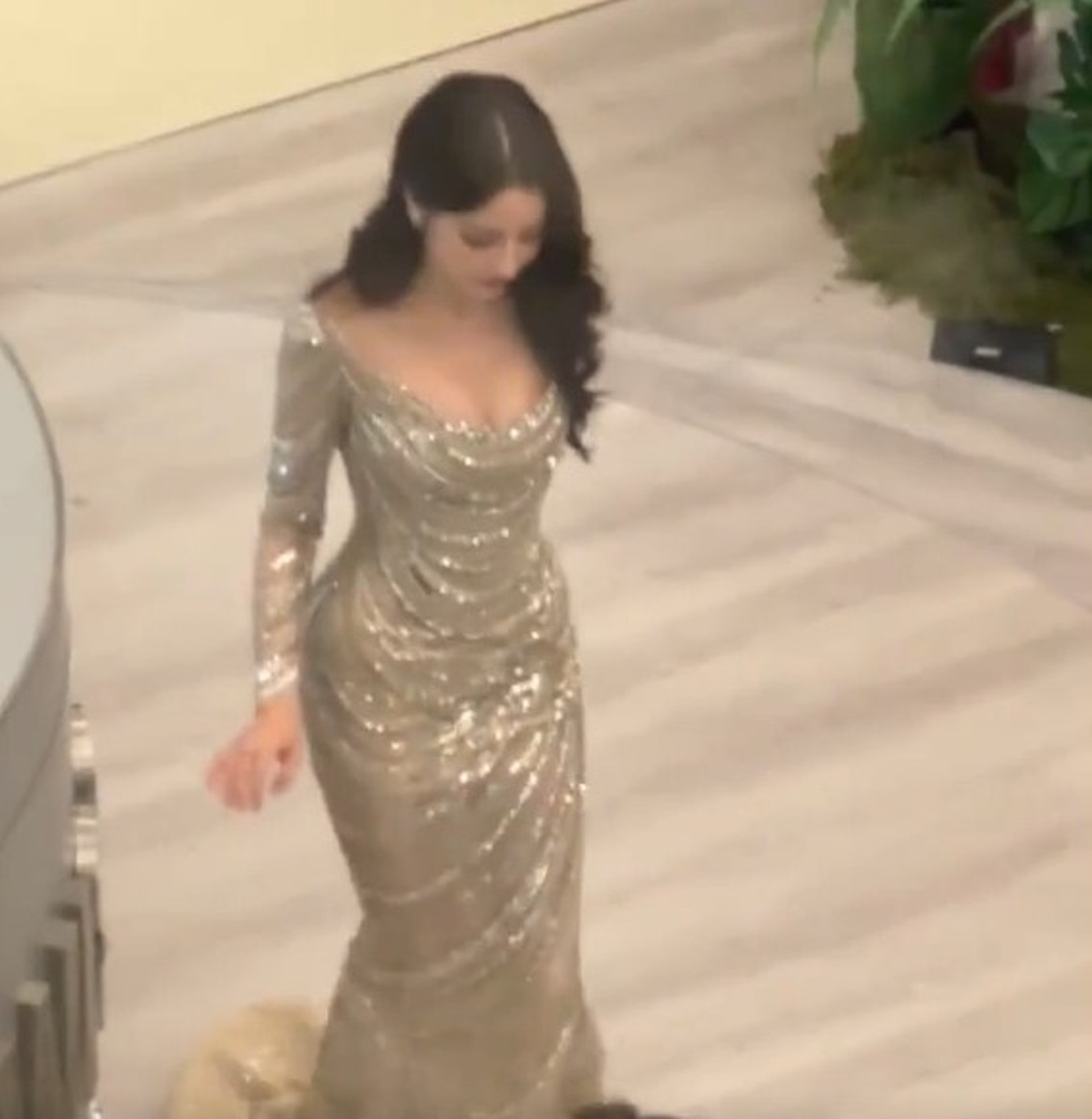 Từ khóa chủ đề &quot;eo, hông của Địch Lệ Nhiệt Ba&quot; nằm trong top tìm kiếm trên Weibo, với hơn 11 triệu lượt đọc và thảo luận.