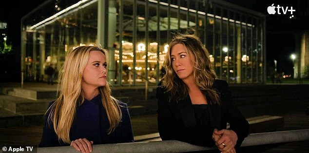 Jennifer Aniston và Reese Witherspoon đóng vai chính trong The Morning Show. Ảnh: Apple TV.