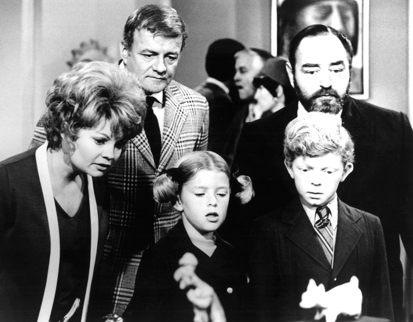 Các diễn viên trong Family Affair (từ trái qua phải): Cathy Garver, Brian Keith, Sebastian Cabot, Johnny Whitaker và Anissa Jones. Các diễn viên trong Family Affair (từ trái qua phải): Cathy Garver, Brian Keith, Sebastian Cabot, Johnny Whitaker và Anissa Jones.