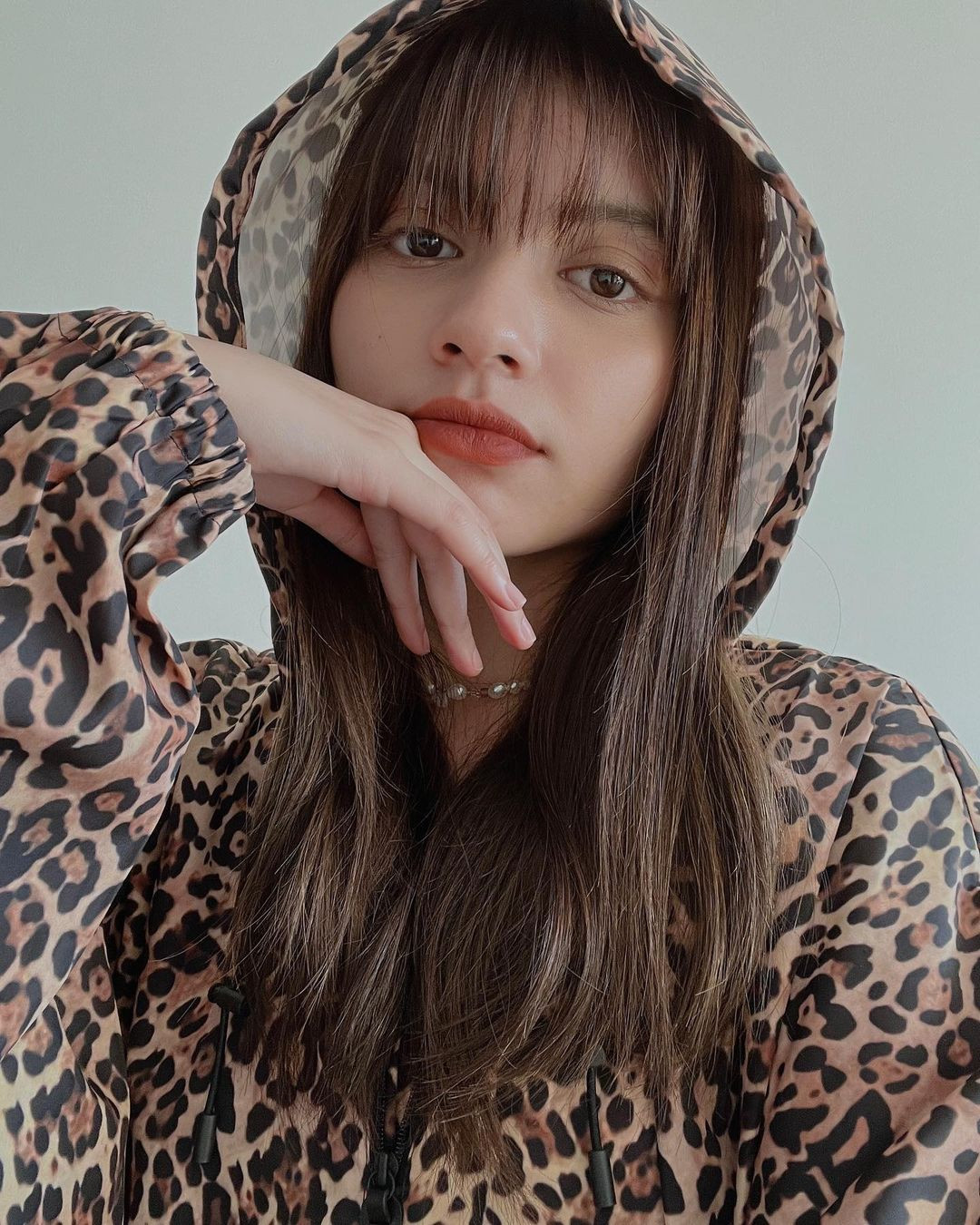 Jeryl bắt đầu ca hát từ năm 8 tuổi. Cô không còn xa lạ với các chương trình tài năng. Năm 2016, cô ở tuổi 17, cô trở thành thí sinh trẻ nhất lọt vào vòng chung kết Sing!China.