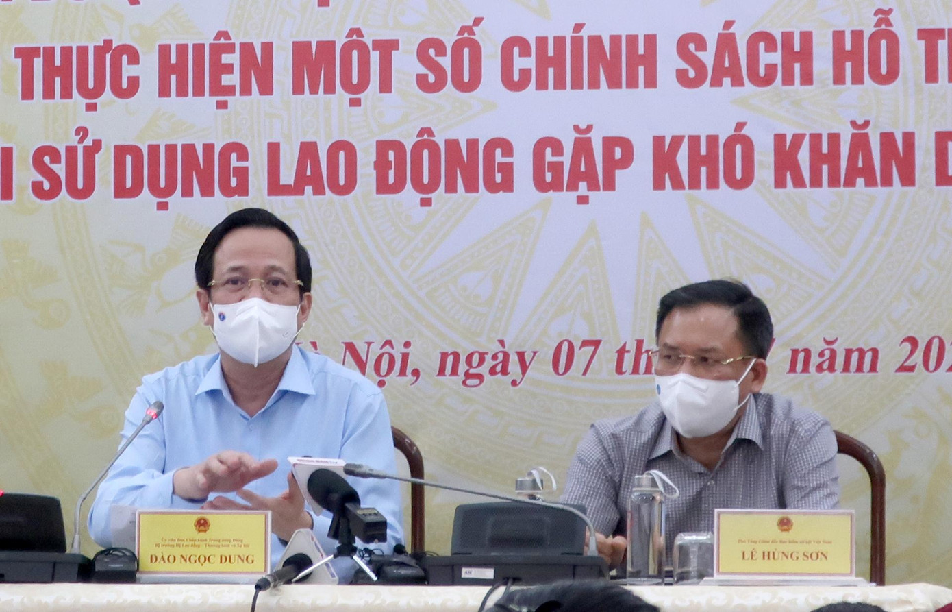 Phó Tổng Giám đốc BHXH Việt Nam Lê Hùng Sơn (phải) cùng Bộ trưởng LĐ-TB&amp;XH Đào Ngọc Dung (trái) giải đáp về chính sách hỗ trợ an sinh theo Nghị quyết 68 của Chính phủ.