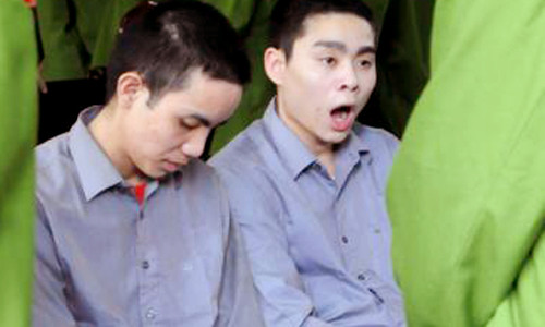 Và ngáp ngắn ngáp dài không thèm lấy tay che miệng