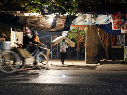 Cổng vào chợ chiếu đêm Đồng Bằng ngay trên mặt đường Quốc lộ 10 được mở vào lúc 0h sáng. Trước đây để xem hàng khách chỉ sử dụng chiếc đèn dầu, còn hiện nay dùng duy nhất loại đèn mỏ để soi