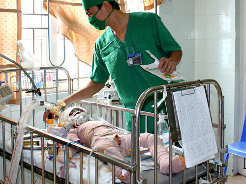 Cháu Vũ Quốc Linh đang được cấp cứu tại Bệnh viện Nhi Thanh Hóa