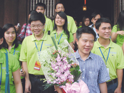 Thủ khoa xuất sắc chụp ảnh cùng GS Ngô Bảo Châu . Thủ khoa xuất sắc chụp ảnh cùng GS Ngô Bảo Châu