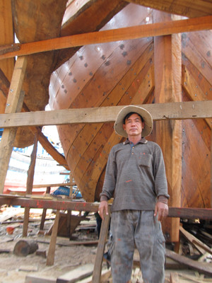 Anh Lê Văn Ninh bên con tàu 850CV đang đóng mới 