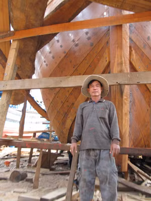 Anh Lê Văn Ninh bên con tàu 850CV đang đóng mới 
