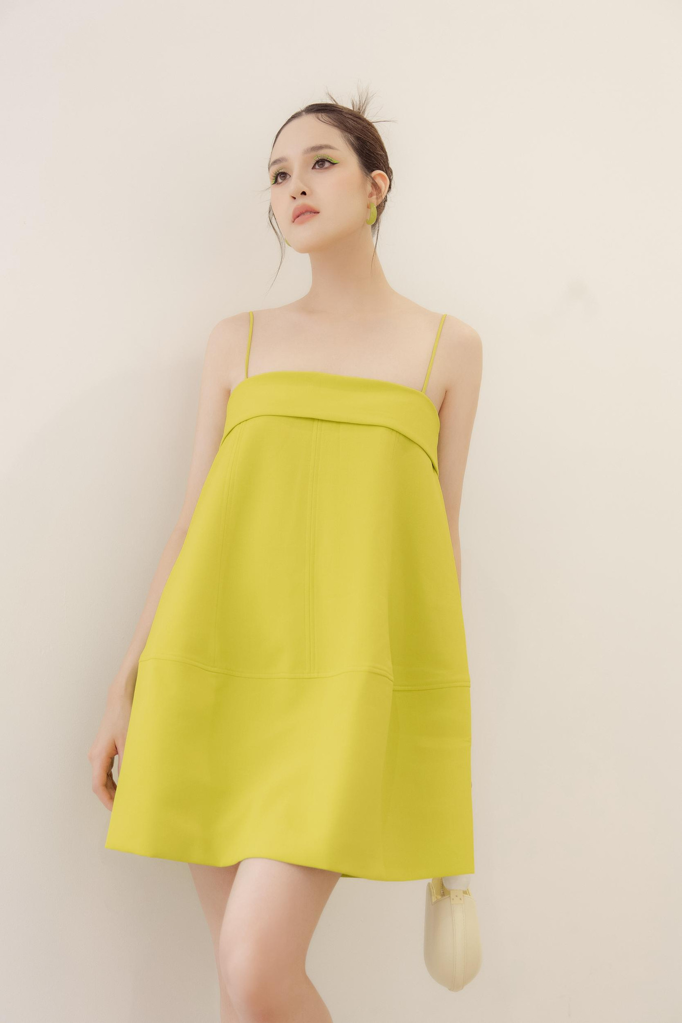 Á hậu Hoàng Anh thả dáng quyến rũ, thon thả với bộ váy tông màu neon nổi bật.