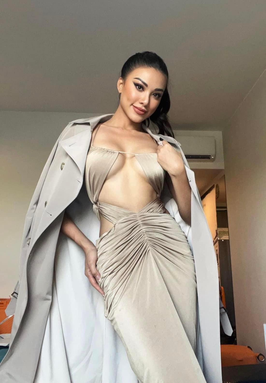 Thiết kế giúp người đẹp khoe vòng một đầy đặn và nóng bỏng.