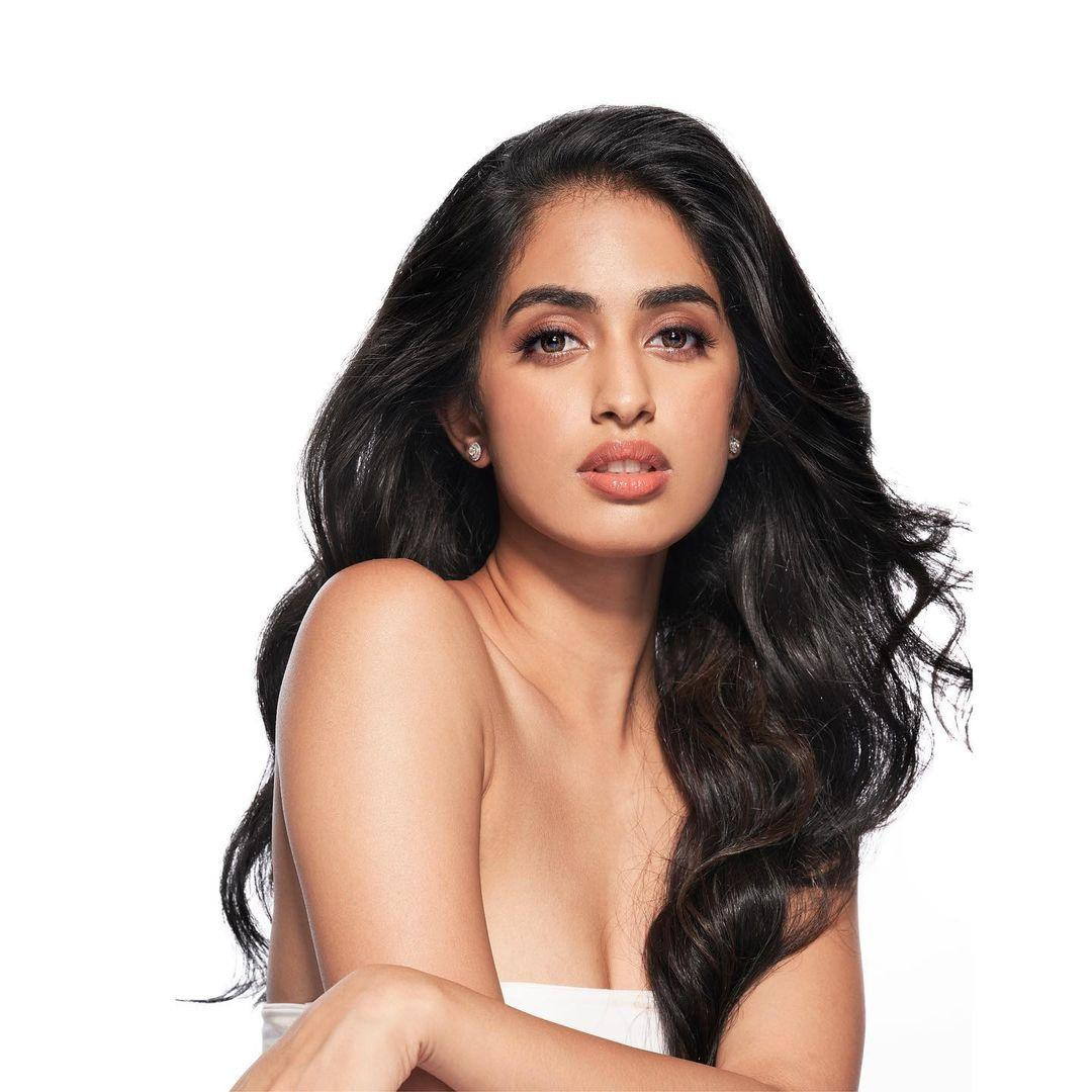 Người đẹp đã tốt nghiệp chuyên ngành kế toán và tài chính tại Karnataka. Người đẹp đã tốt nghiệp chuyên ngành kế toán và tài chính tại Karnataka.