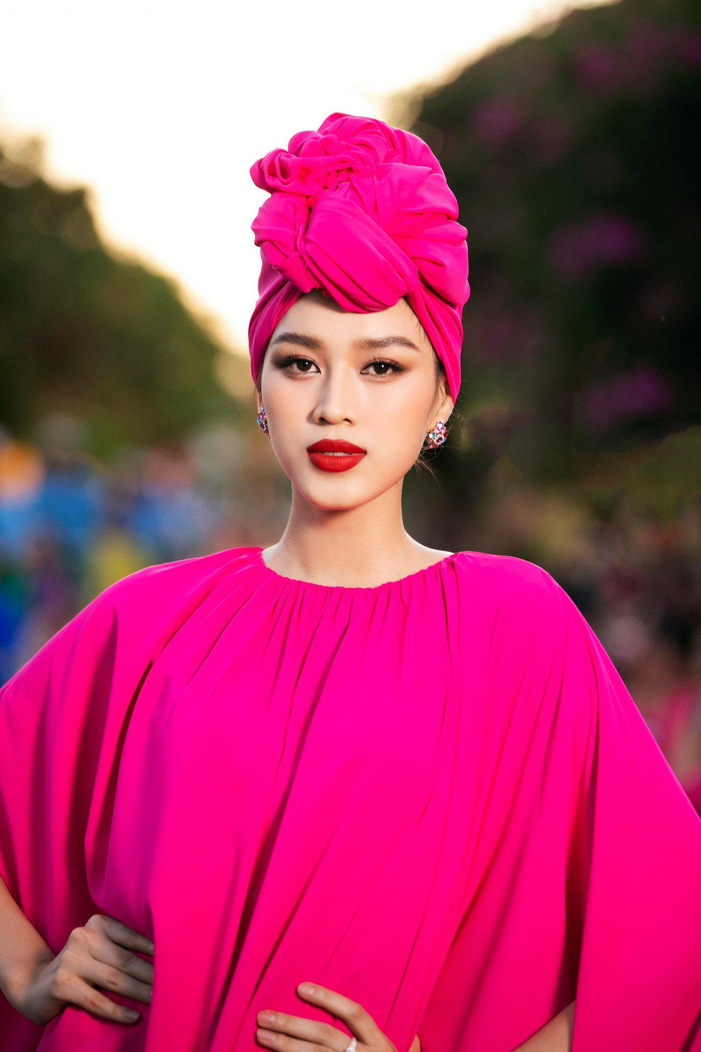 Để phù hợp với bộ trang phục, Đỗ Thị Hà sử dụng màu son đỏ tôn lên nét đẹp quyền lực, kiêu sa. Đây cũng là lần hiếm hoi Hoa hậu Việt Nam 2020 sử dụng màu son đỏ rực rỡ.