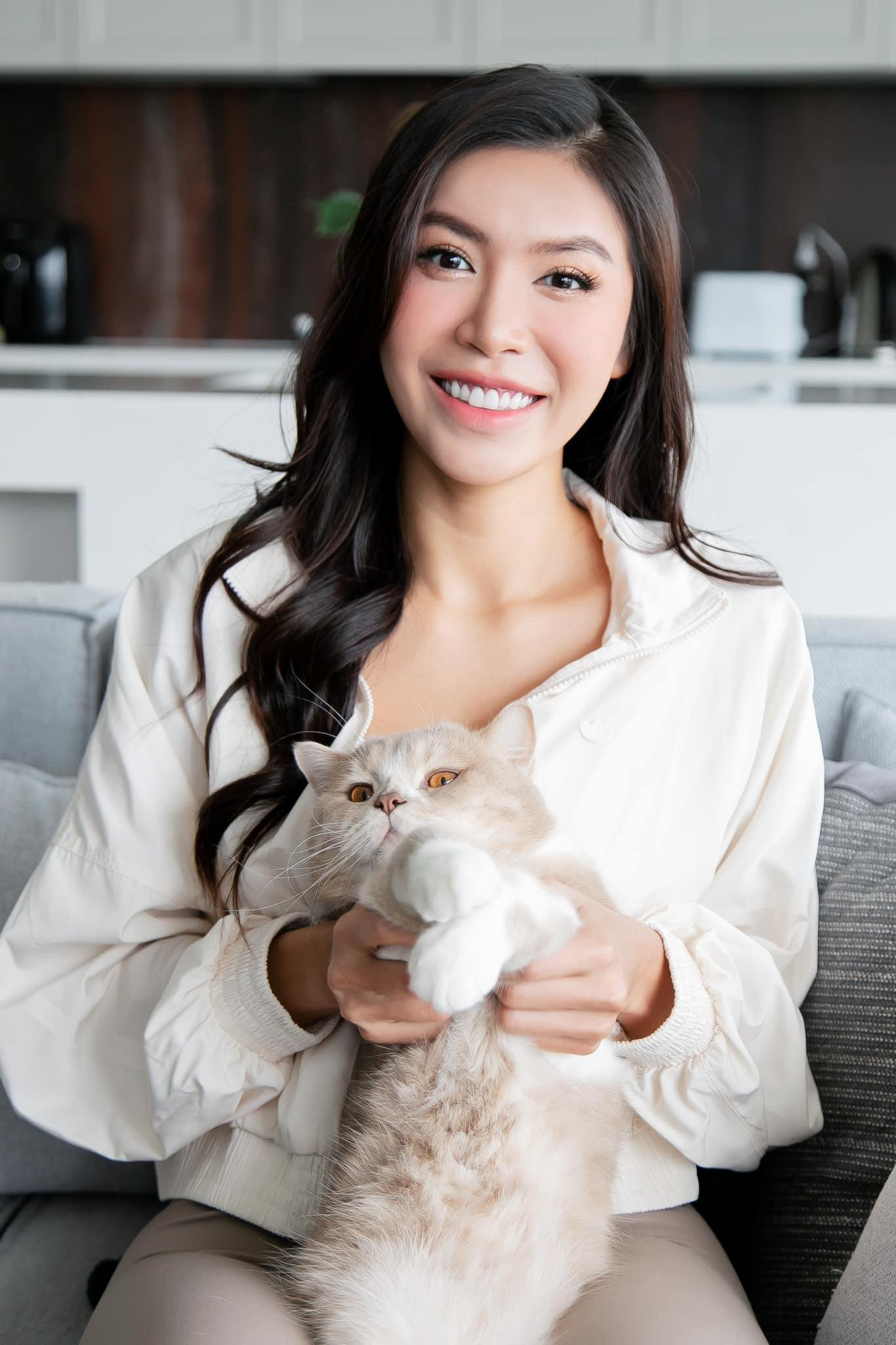 Siêu mẫu Minh Tú khoe nhan sắc xinh đẹp, rạng rỡ bên chú mèo cưng.